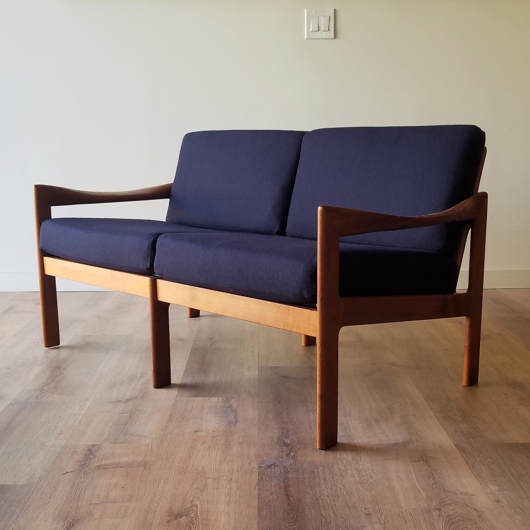 Illum Wikkelsø Loveseat