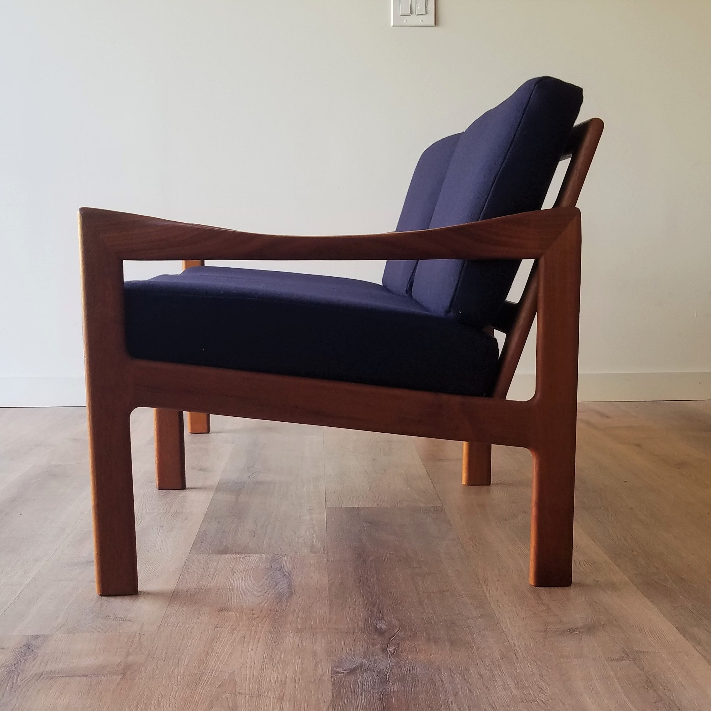 Illum Wikkelsø Loveseat