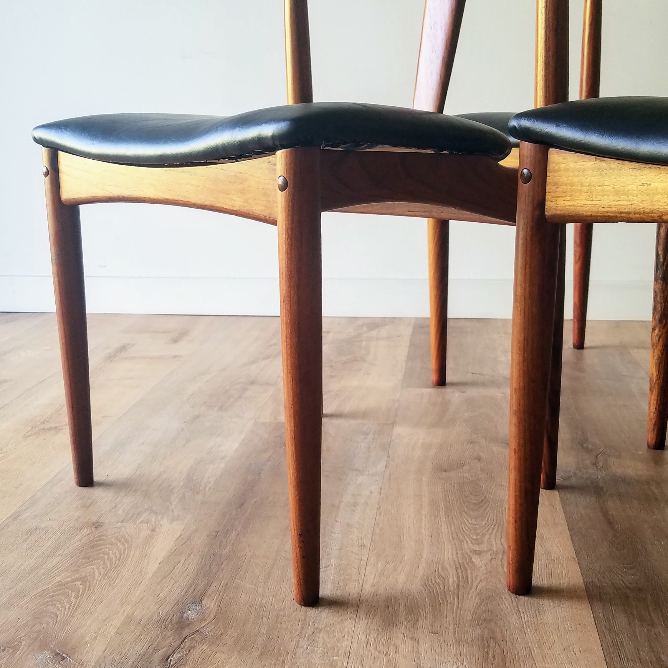 D-Scan Dining Chairs
