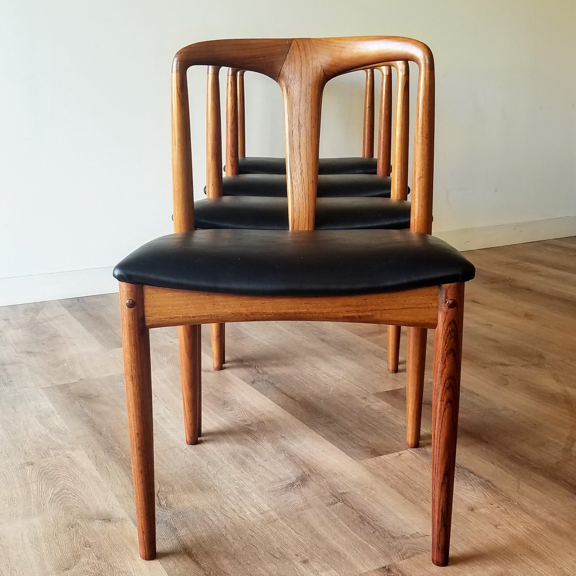 D-Scan Dining Chairs