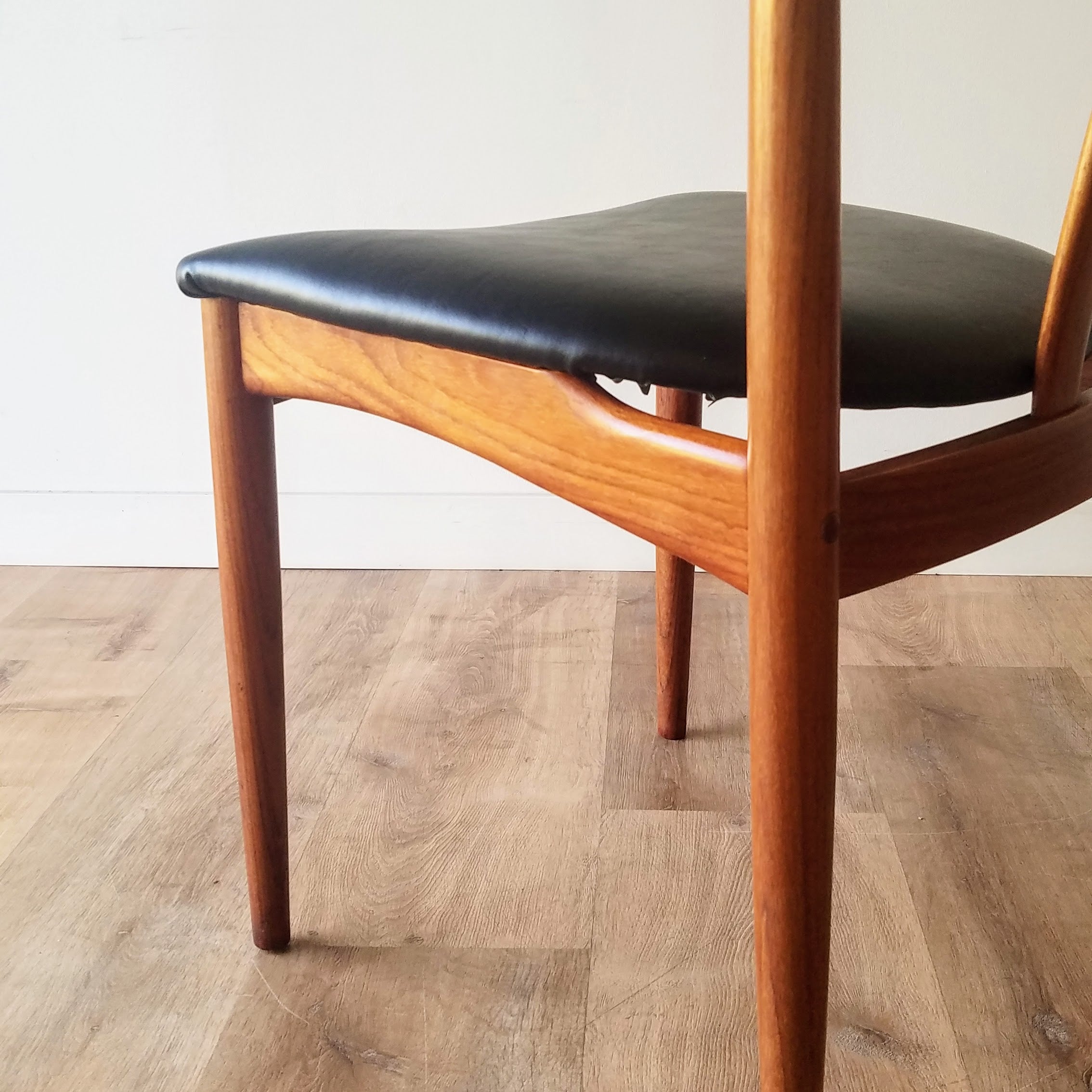 D-Scan Dining Chairs