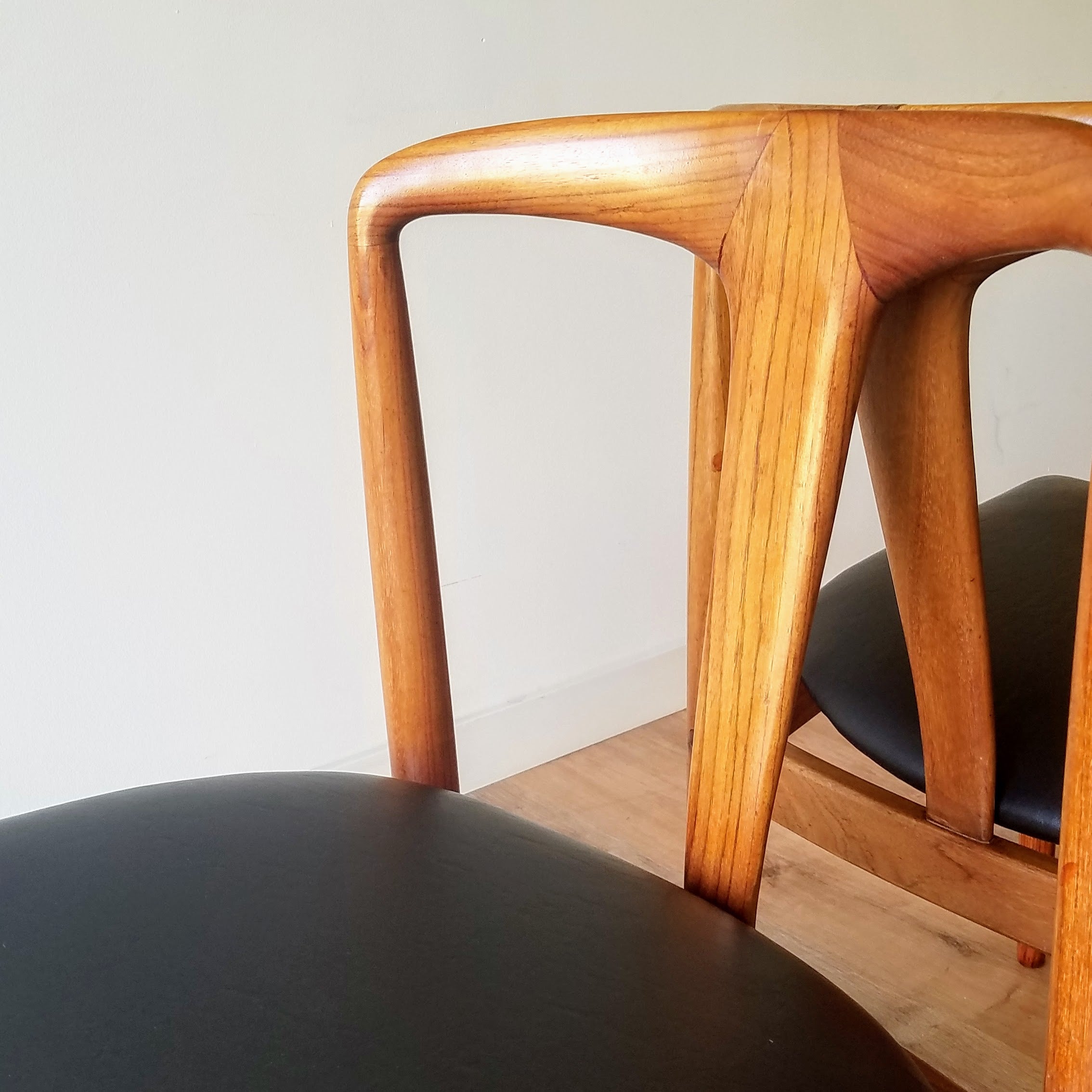 D-Scan Dining Chairs