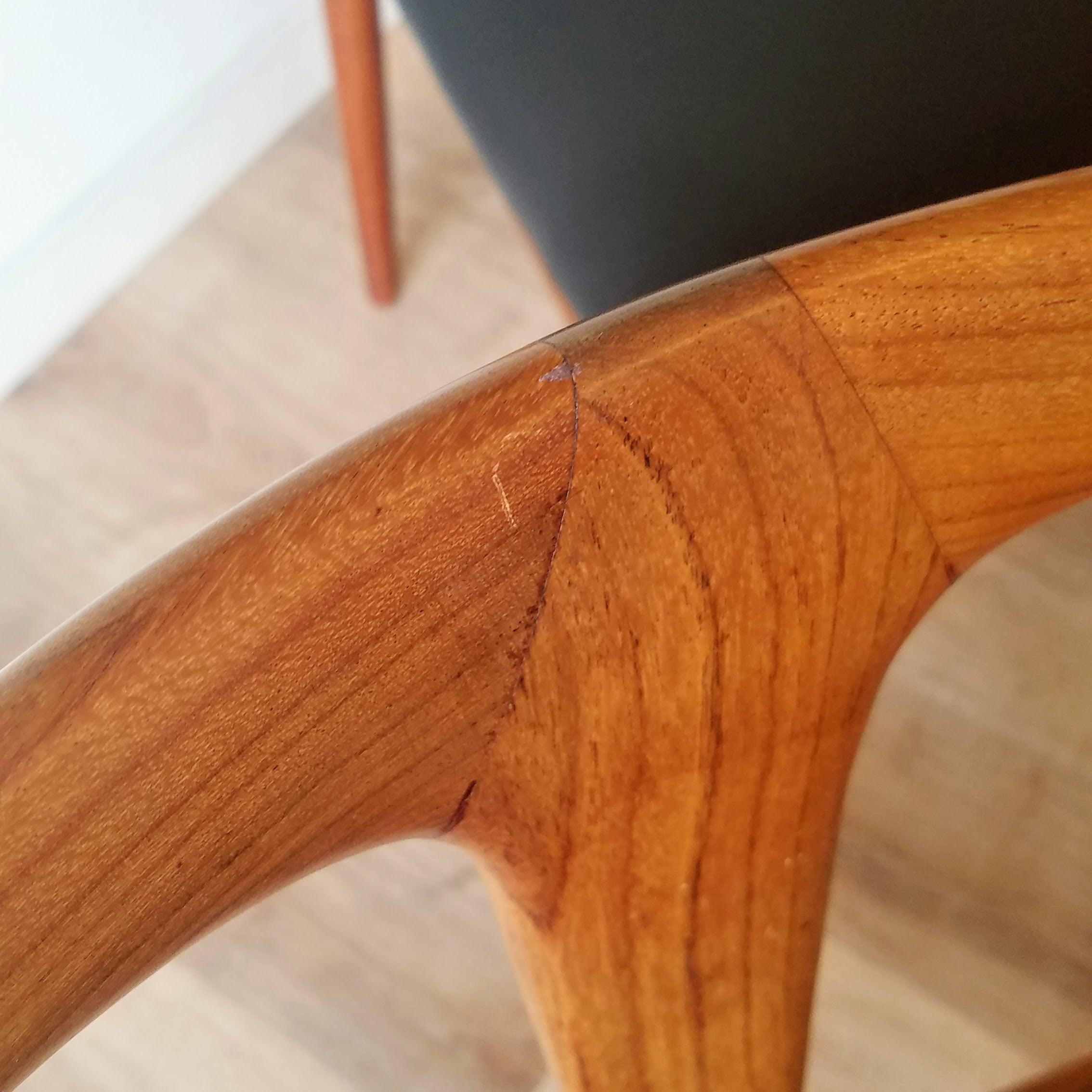 D-Scan Dining Chairs