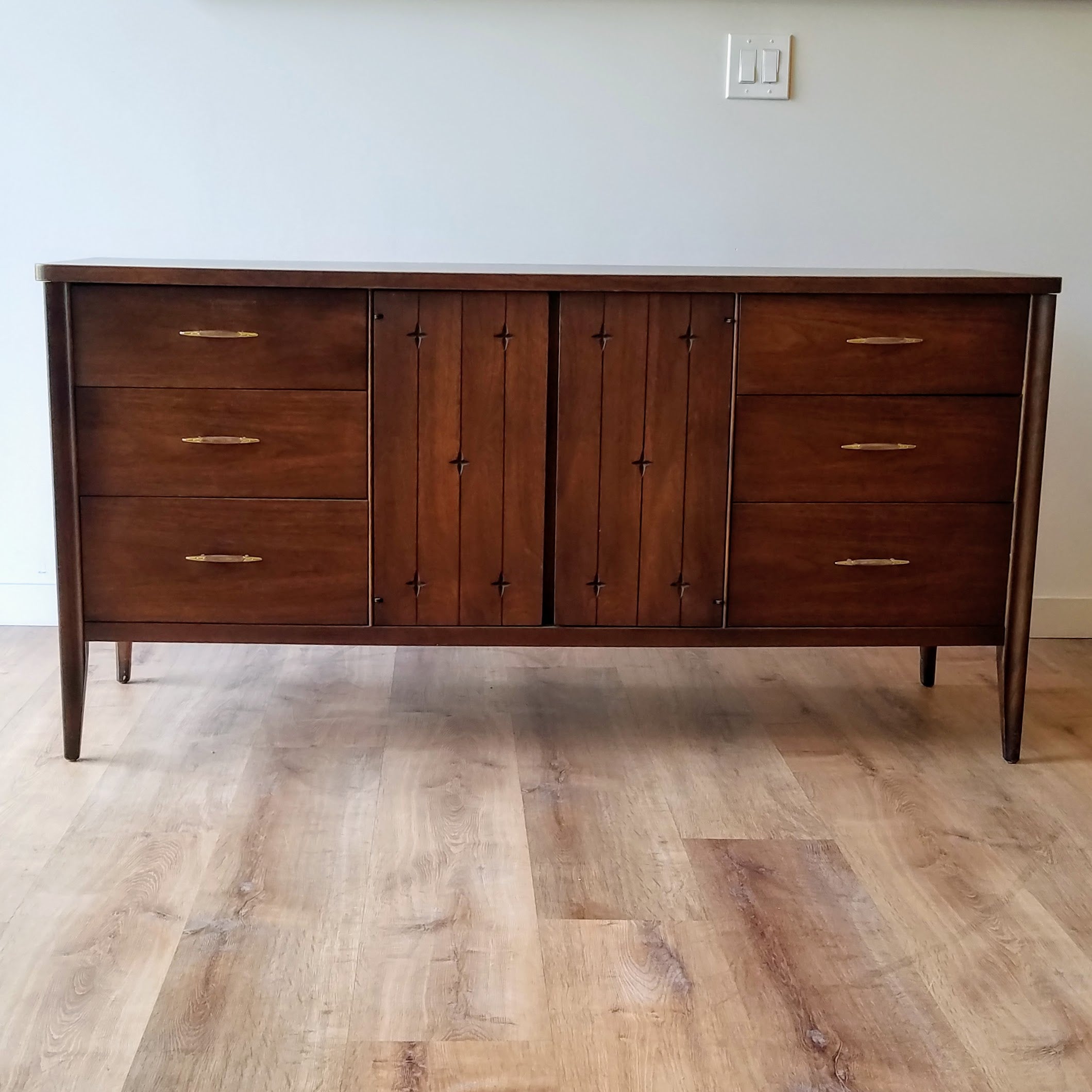Broyhill 'Saga' Lowboy Dresser