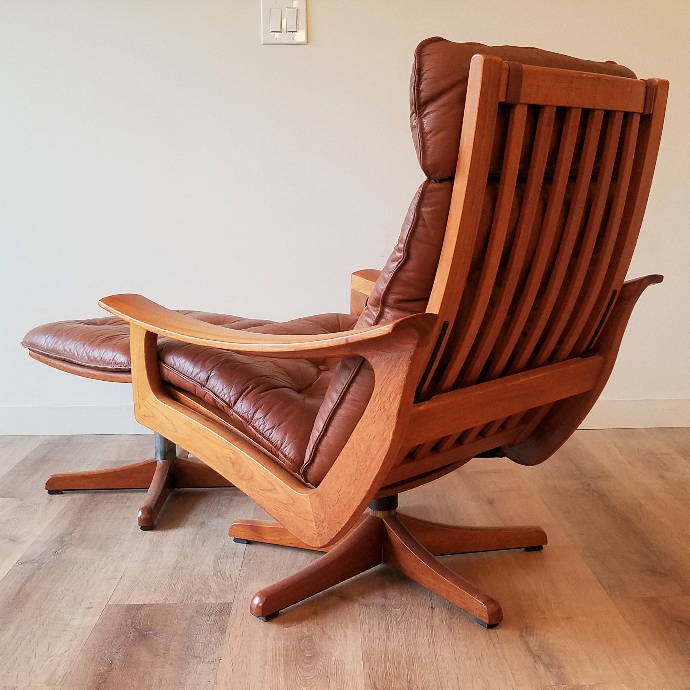 Lied Mobler Leather Swivel Recliner with Ottoman