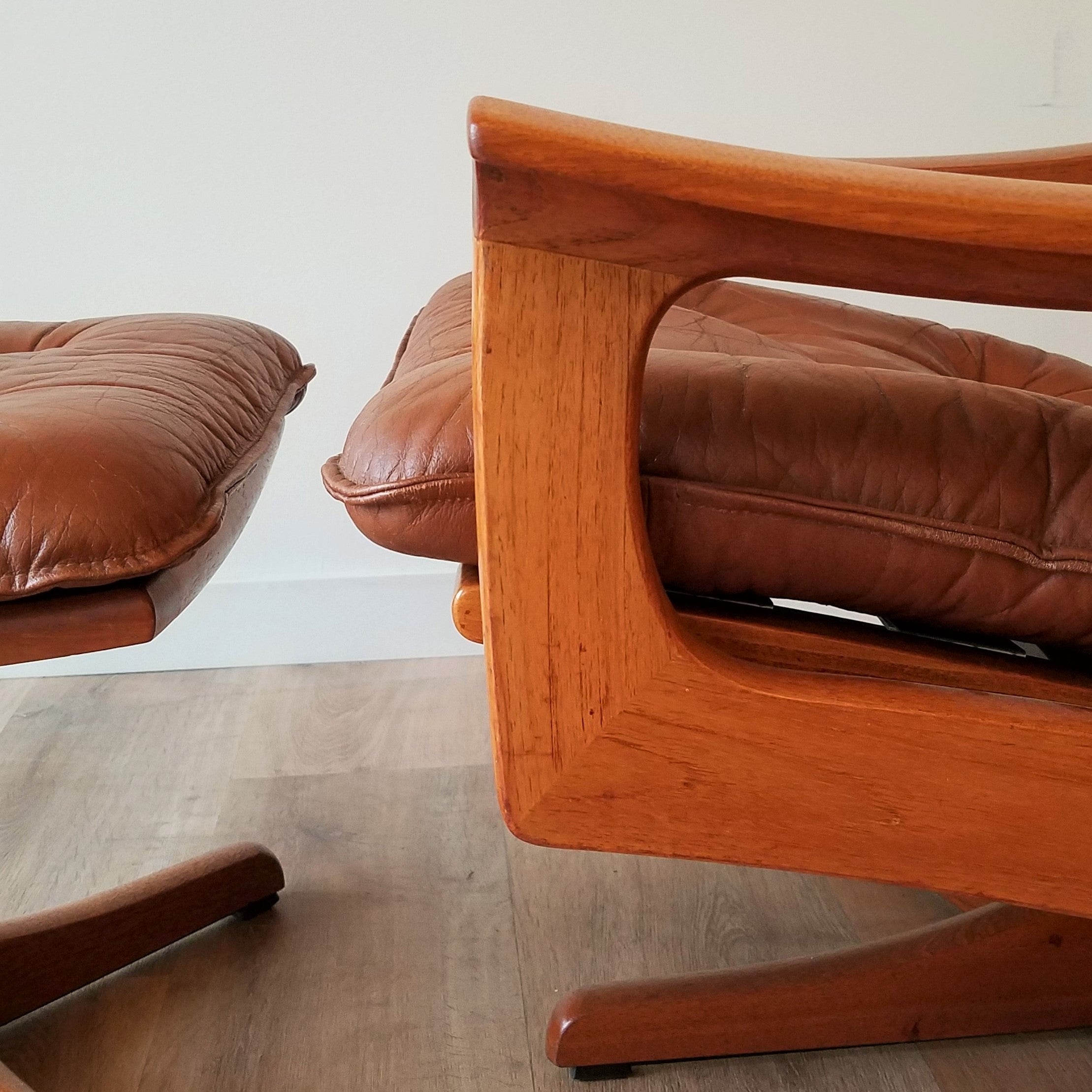 Lied Mobler Leather Swivel Recliner with Ottoman