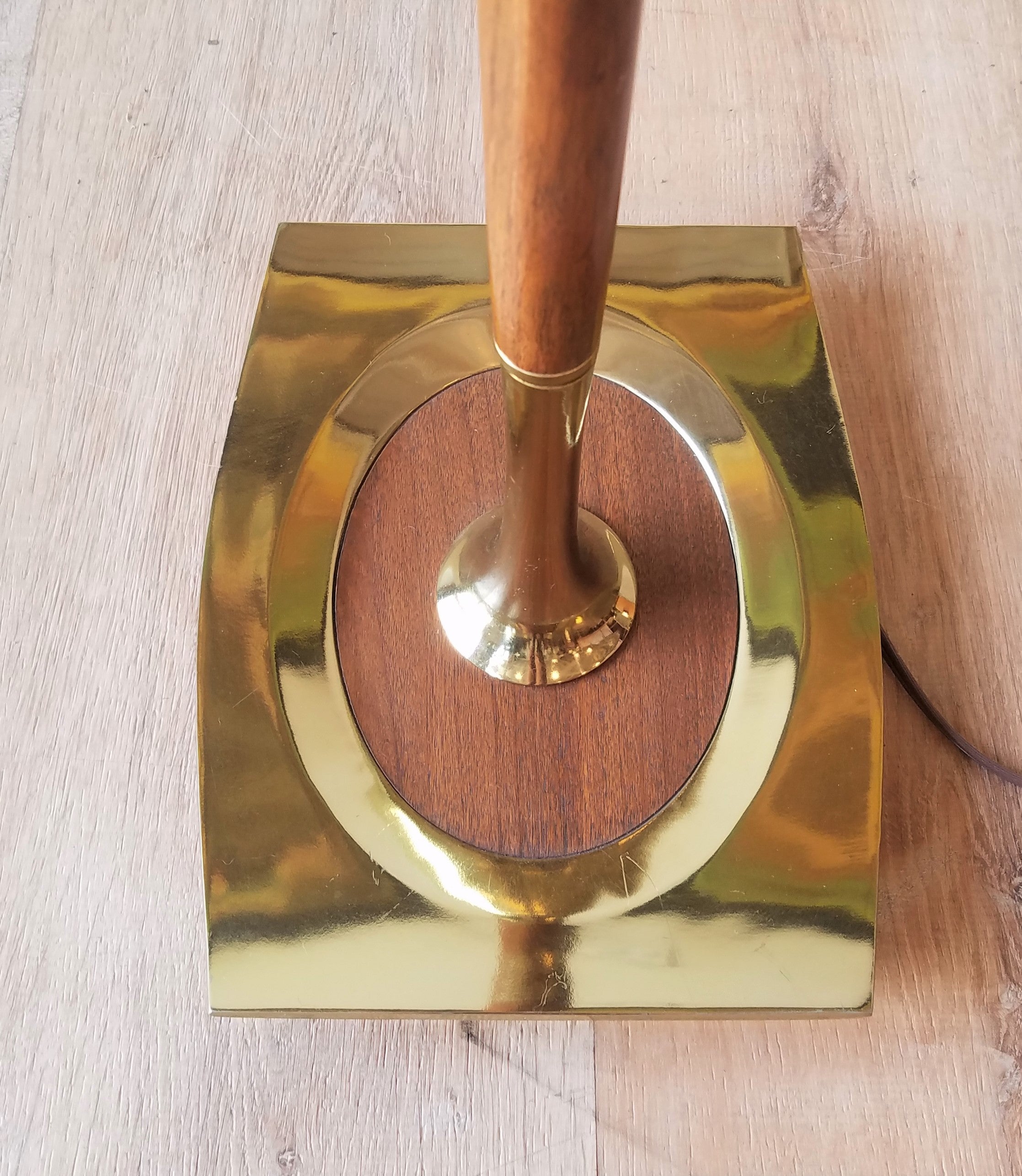 Laurel Lamp Co's Floor Lamp