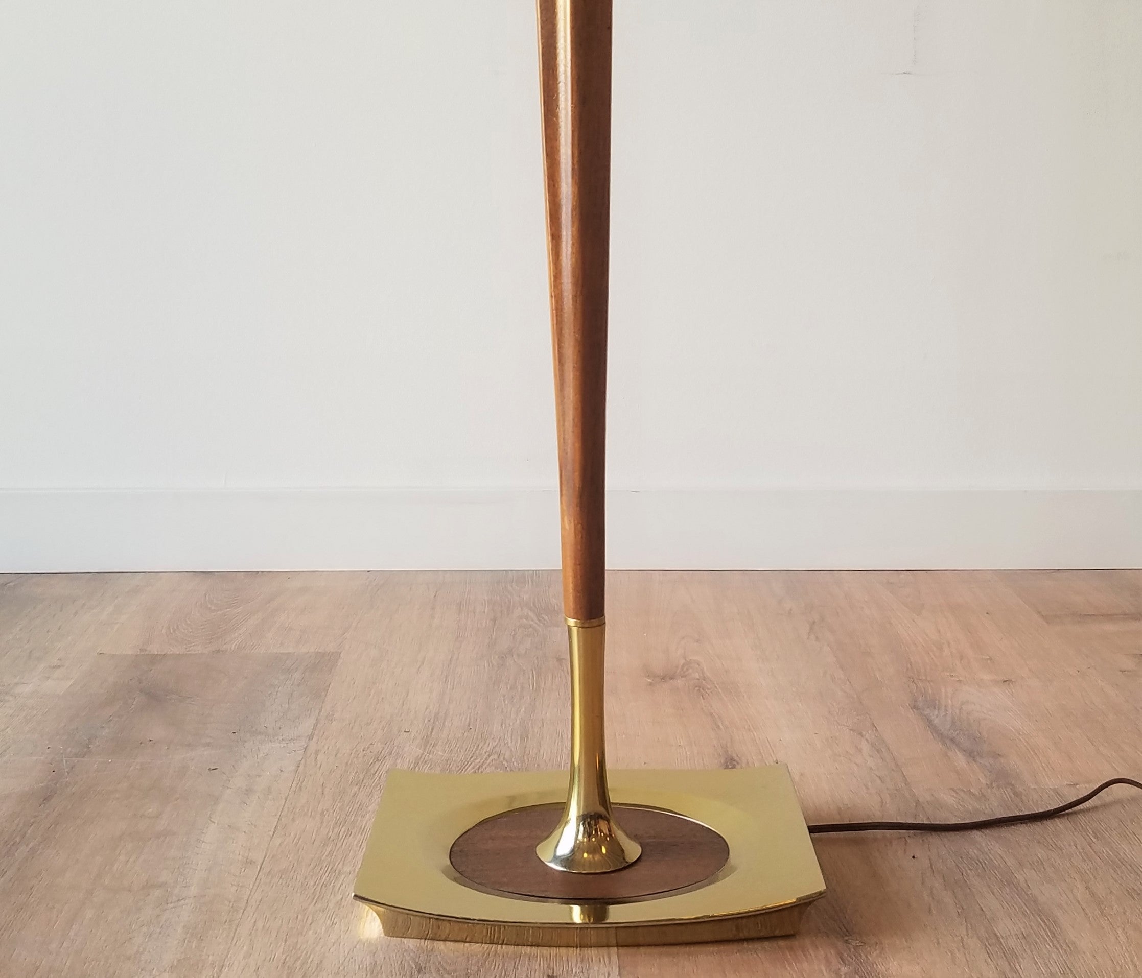 Laurel Lamp Co's Floor Lamp