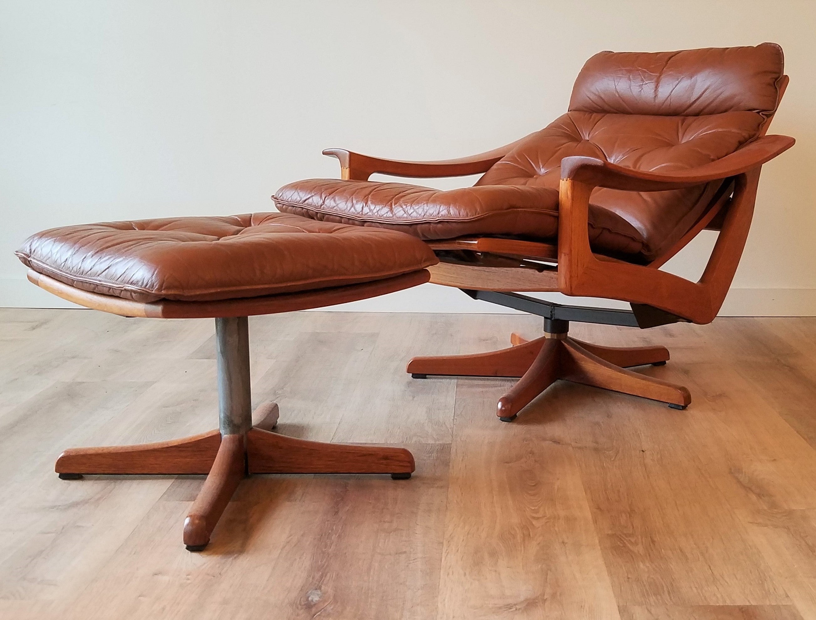 Lied Mobler Leather Swivel Recliner with Ottoman