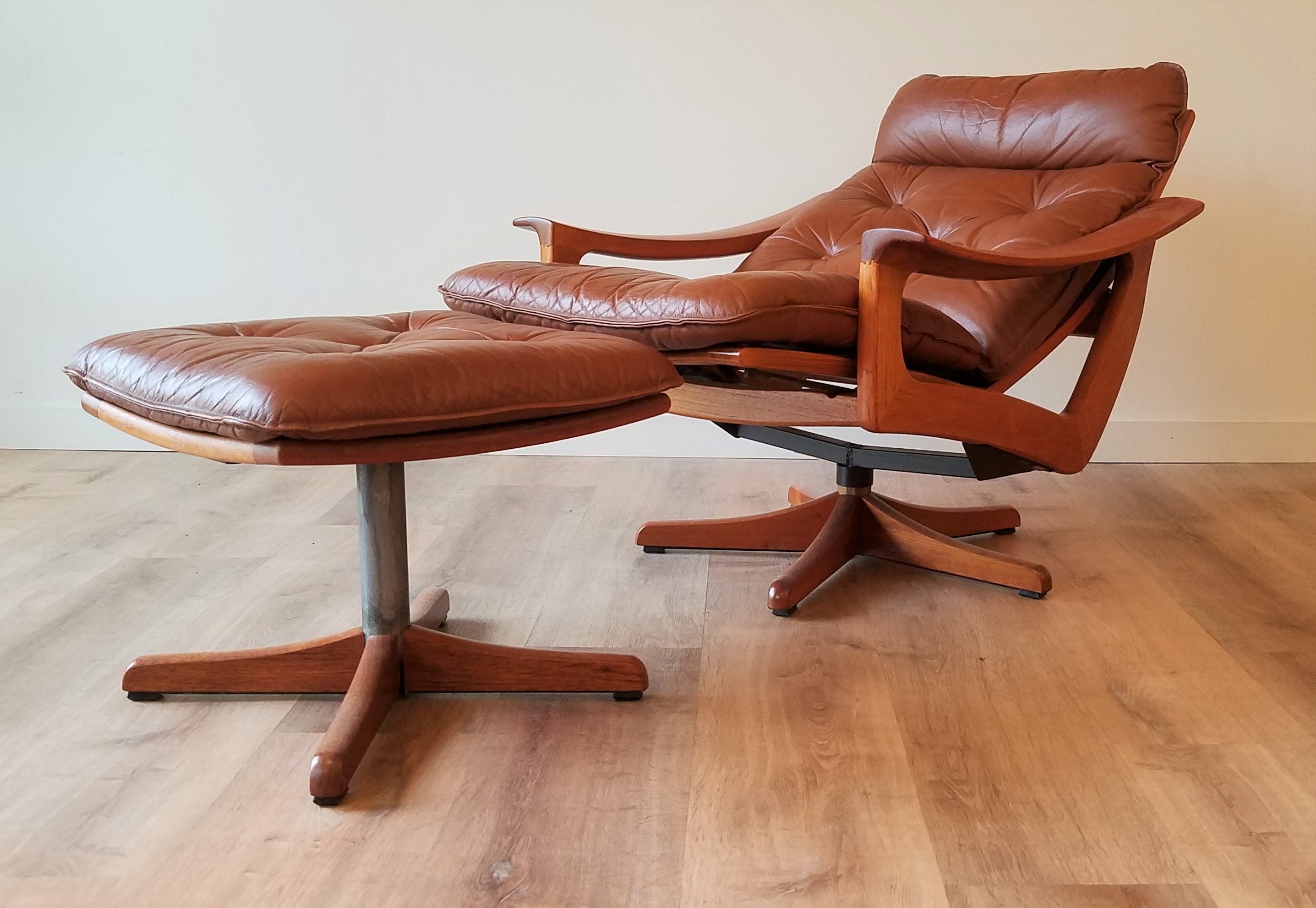 Lied Mobler Leather Swivel Recliner with Ottoman