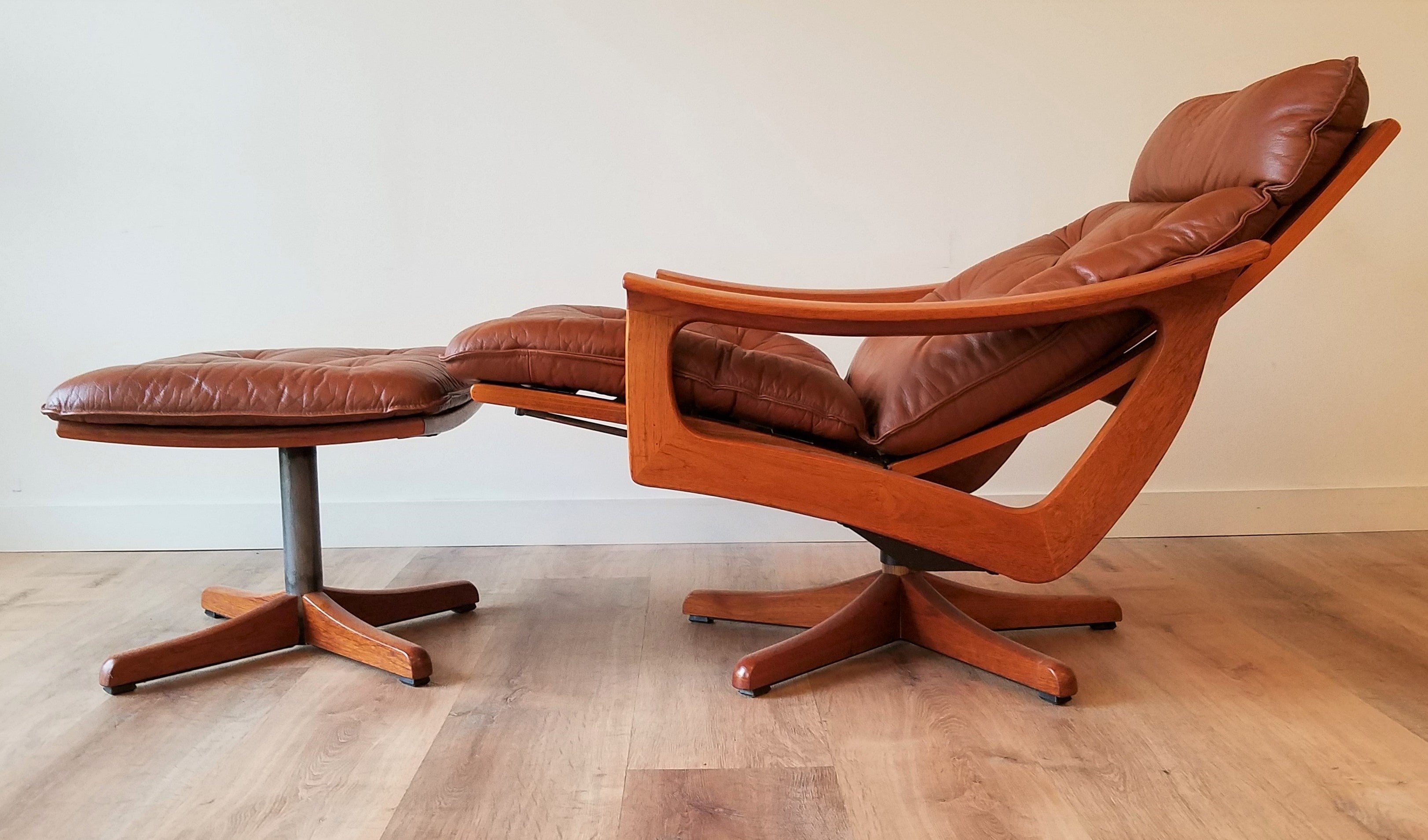 Lied Mobler Leather Swivel Recliner with Ottoman