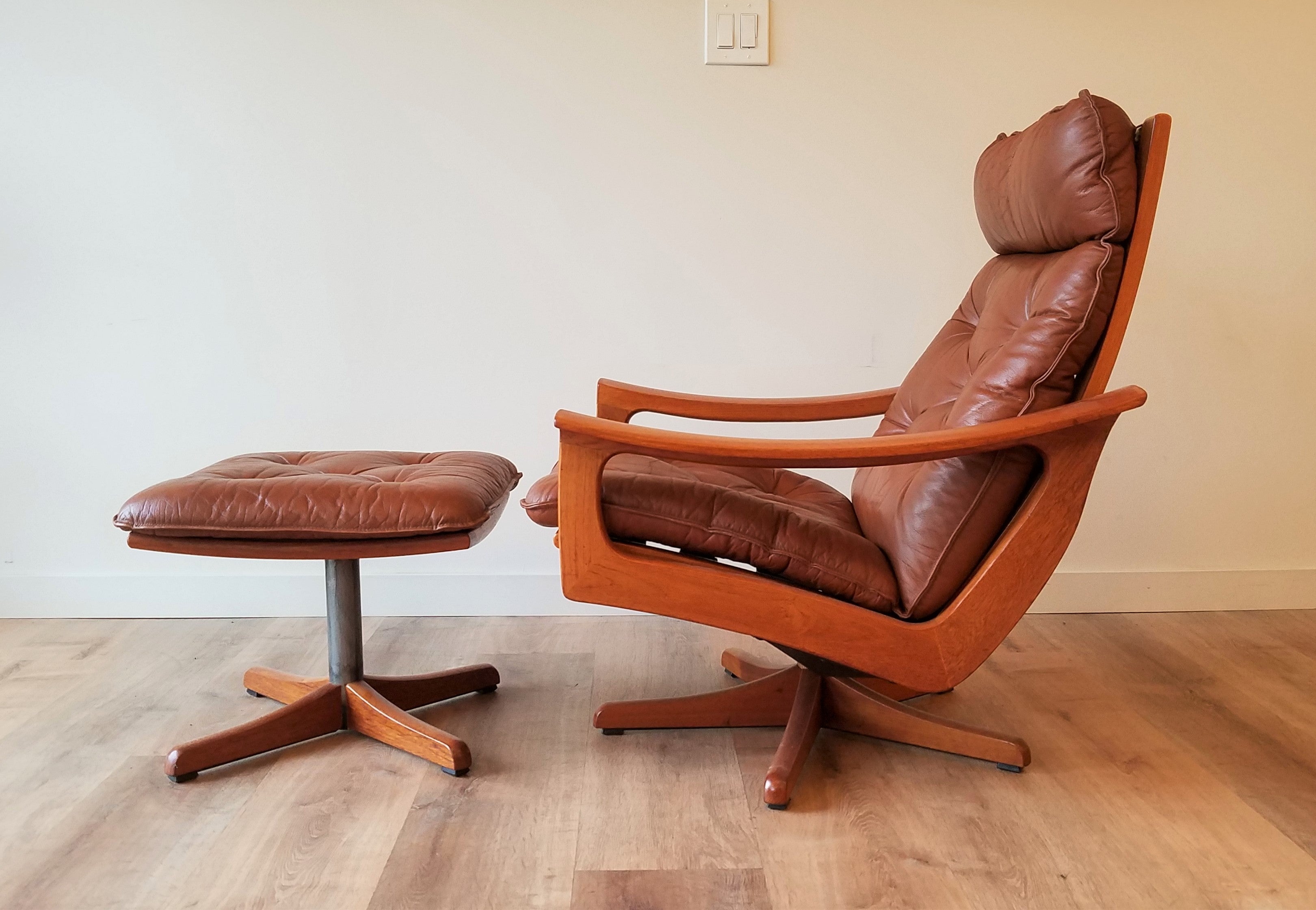 Lied Mobler Leather Swivel Recliner with Ottoman