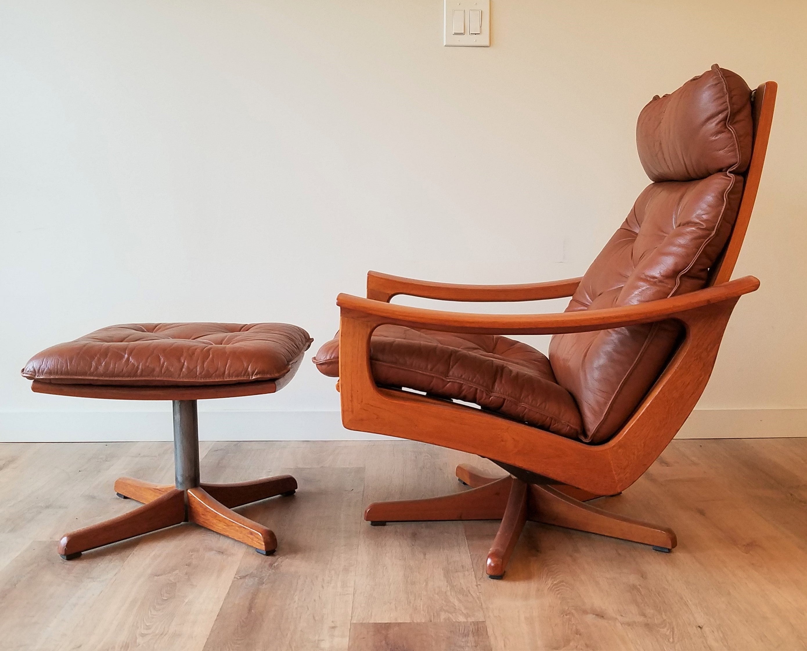 Lied Mobler Leather Swivel Recliner with Ottoman