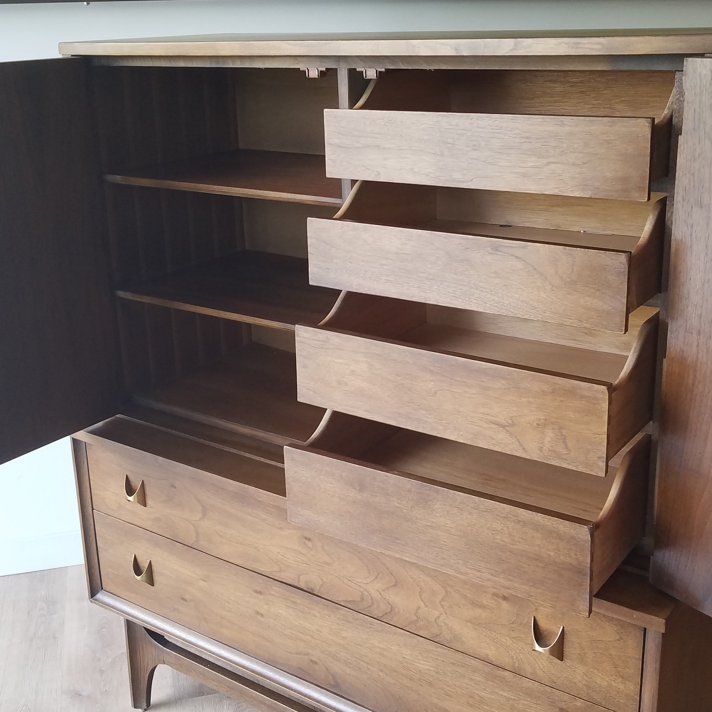 Broyhill Brasilia Gentleman's Bureau