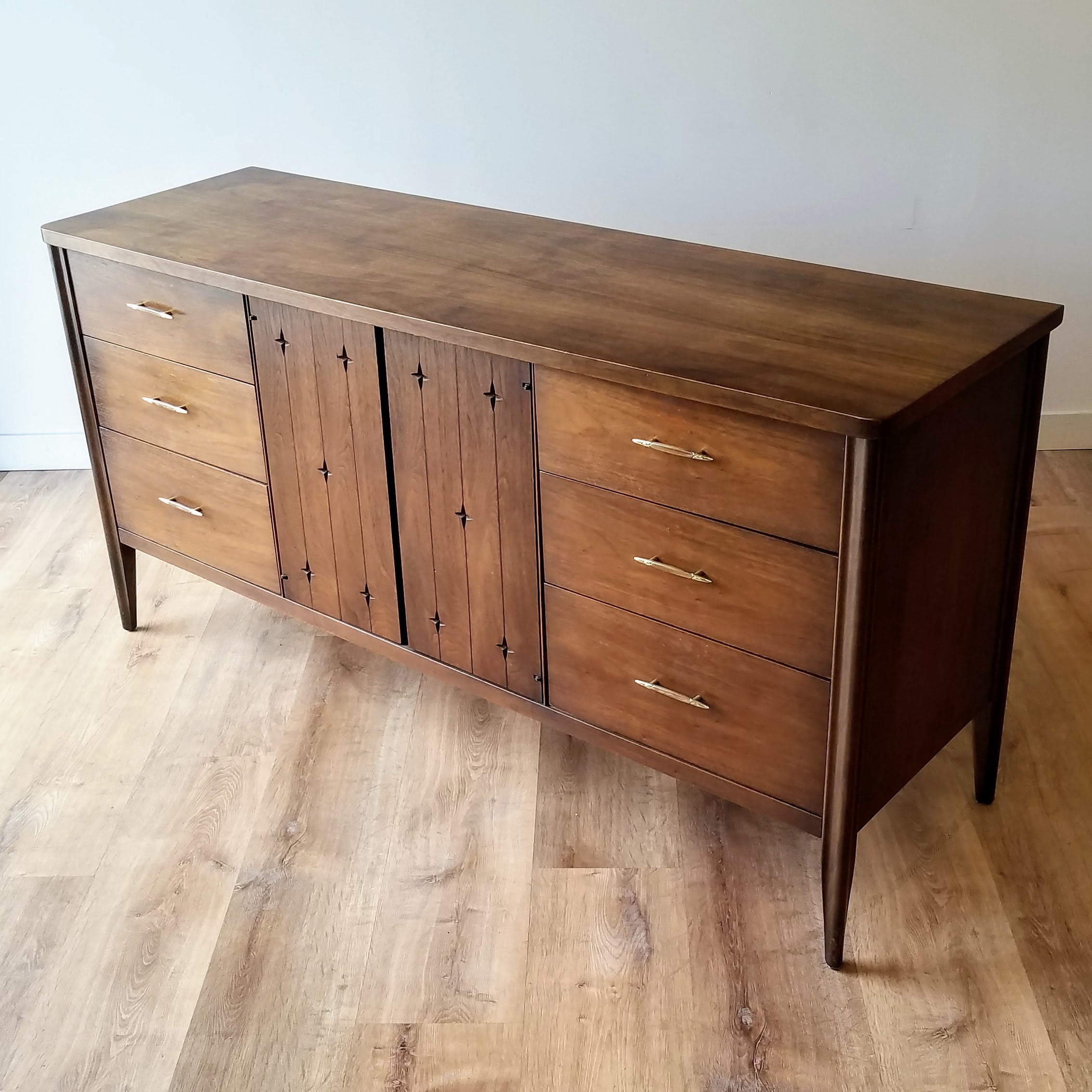 Broyhill 'Saga' Lowboy Dresser