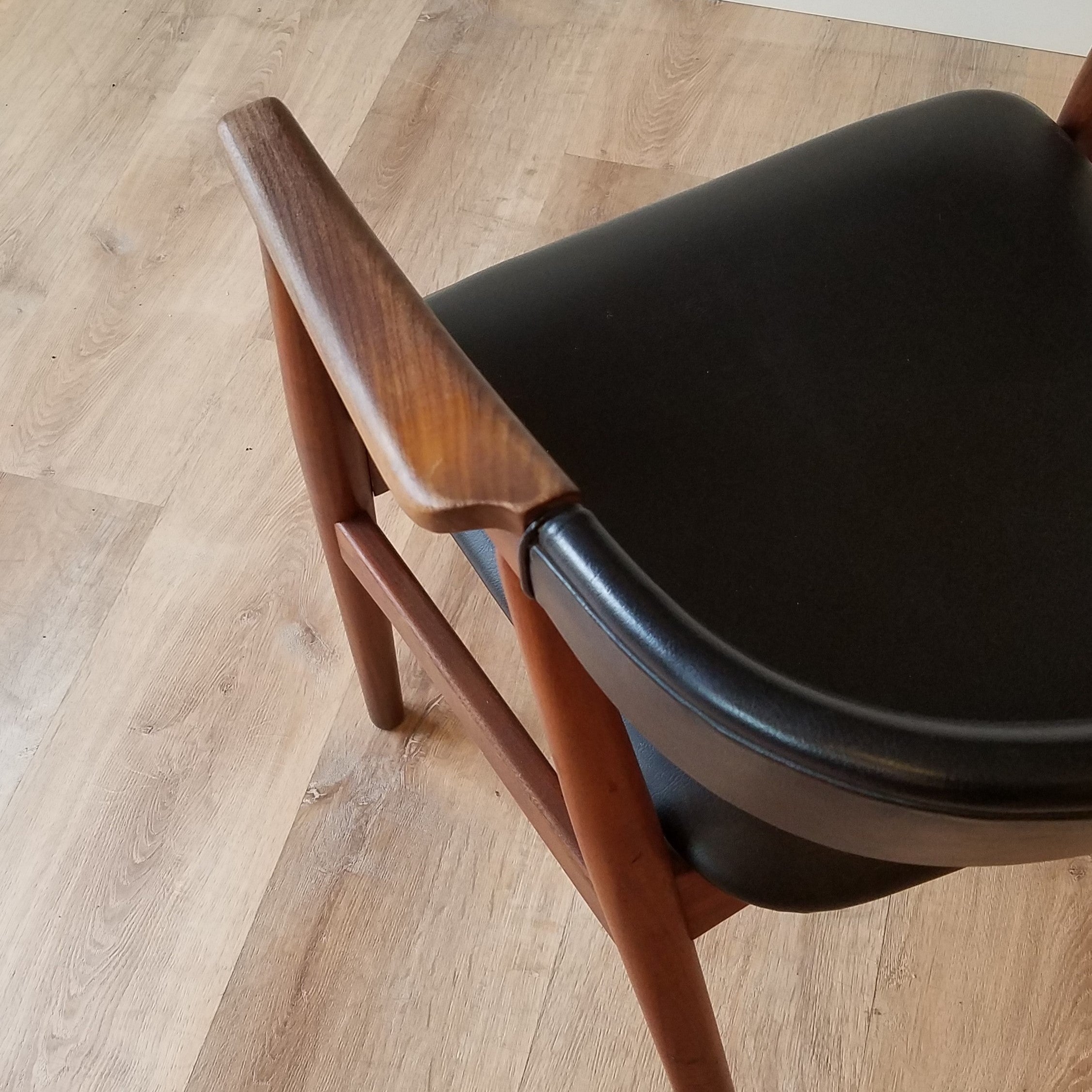 Thomase Harlev Model 213 Side Chair