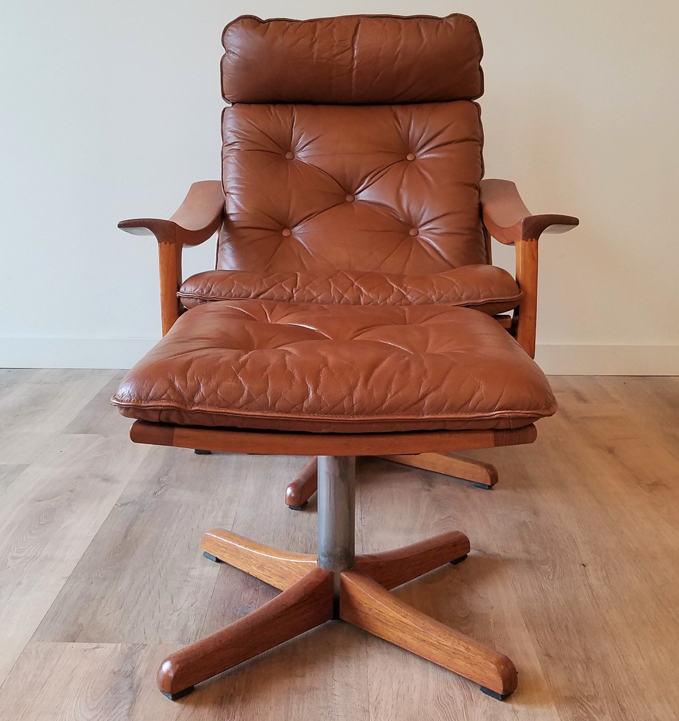Lied Mobler Leather Swivel Recliner with Ottoman