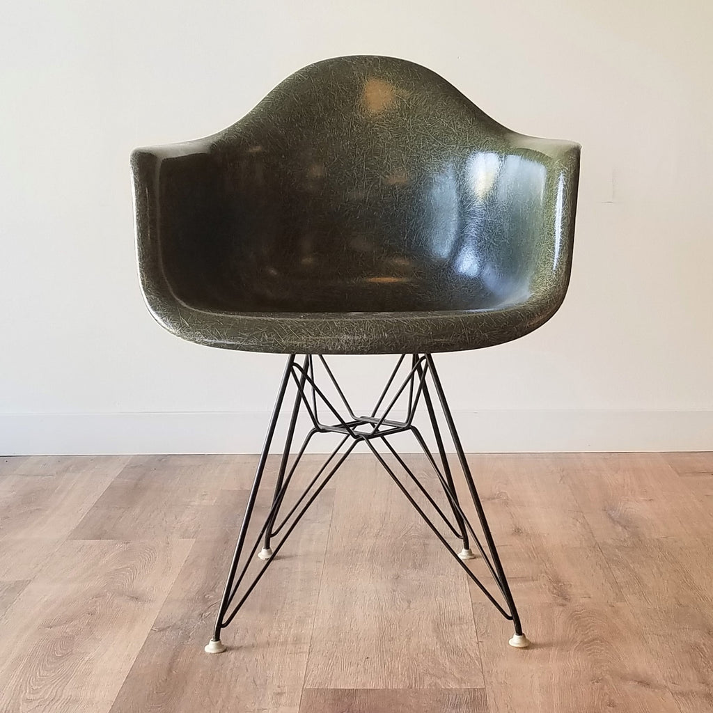 Front  View of American Mid-Century Modern DAR Dining Chair designed by Charles and Ray Eames in Ballard, Seattle.