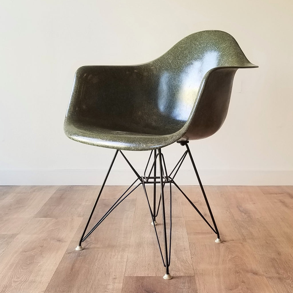 Front Quarter View of American Mid-Century Modern DAR Dining Chair designed by Charles and Ray Eames in Ballard, Seattle.