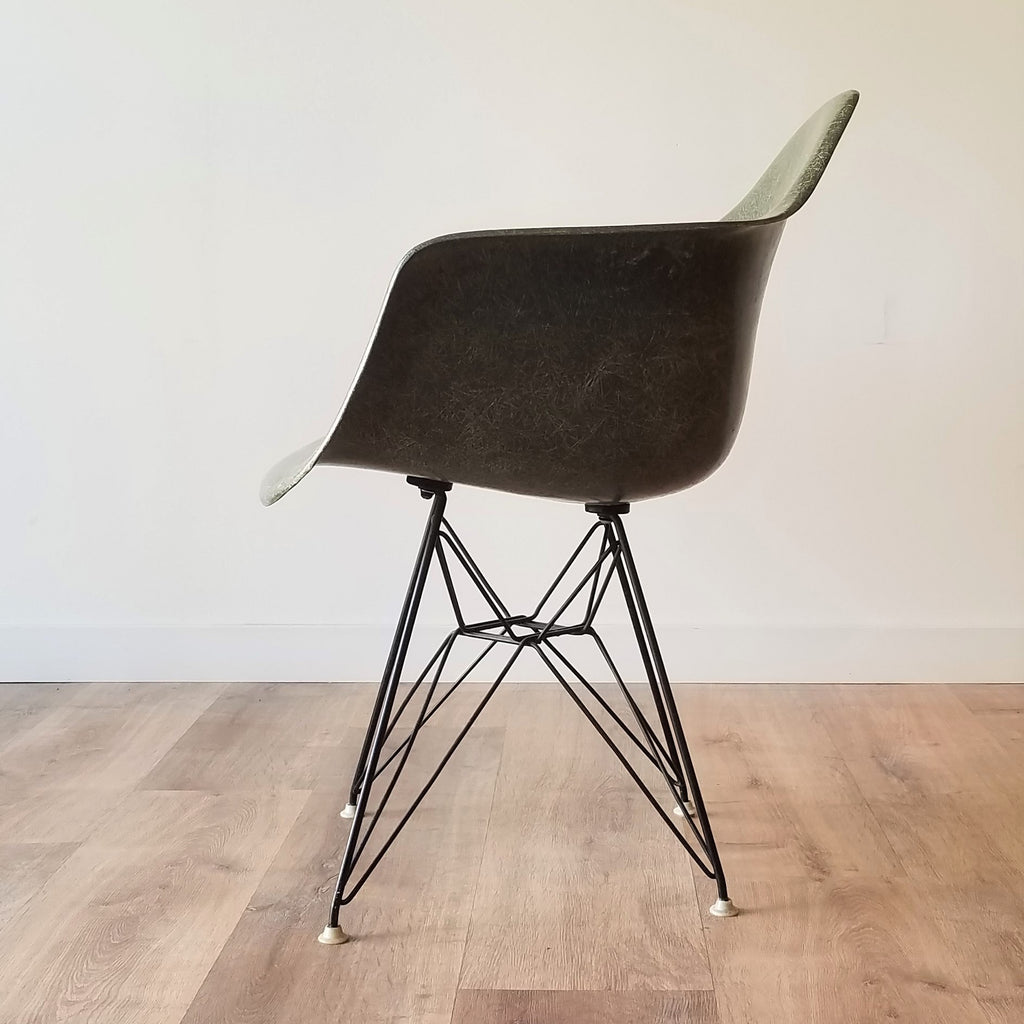 Side View of American Mid-Century Modern DAR Dining Chair designed by Charles and Ray Eames in Ballard, Seattle.